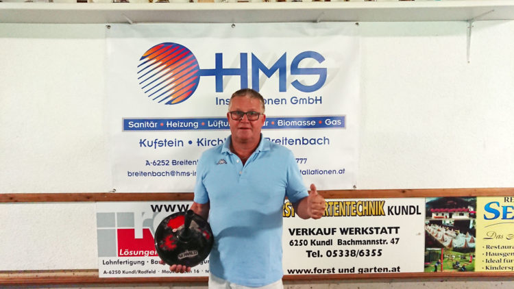 Die Jugend des SV Breitenbach dankt Hans-Peter Moser